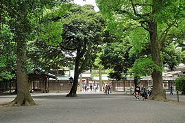 拝殿入り口の鳥居
